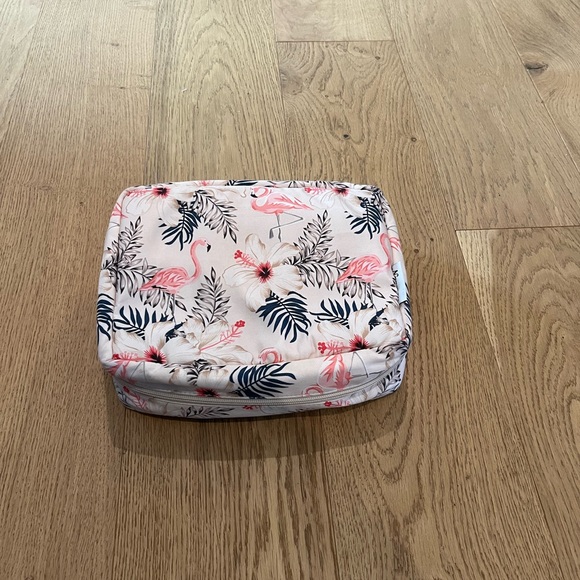 Women’s cosmetic travel bag with multiple pockets for makeup and toiletries! - Picture 3 of 4